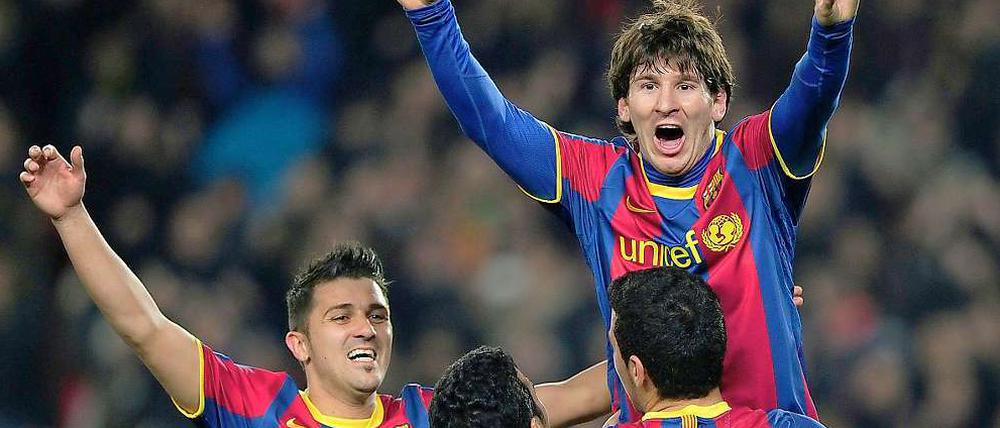 Der zweifache Torschütze Lionel Messi lässt sich feiern.