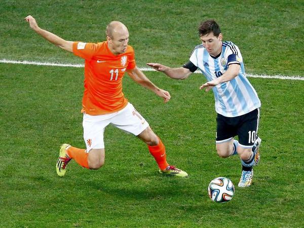 Der Niederländer Arjen Robben und der Argentinier Lionel Messi kämpfen bei der WM 2014 in Brasilien im Halbfinale um den Ball.