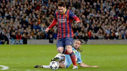 Spielentscheidende Szene: Martin Demichelis (unten) fällt Lionel Messi, es gibt Platzverweis und Elfmeter. 