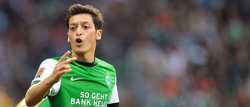 Mesut Özil verlässt Bremen und spielt künftig mit Sami Khedira zusammen bei Real Madrid.