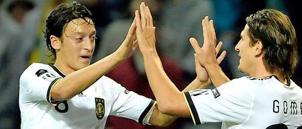 Mesut Özil und Mario Gomez bejubeln das 2:0. 