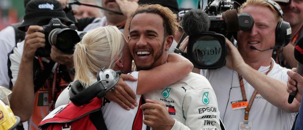 Lewis Hamilton feiert die Titelverteidigung.
