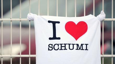 Schumi Fan-Kappen und ein T-Shirt mit der Aufschrift «Ich liebe Schumi» hängen am Michael Schumacher Kartcenter in Kerpen. Der Formel-1-Rekordweltmeister liegt nach einem Skiunfall weiter im Koma