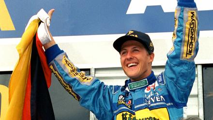 Triumph mit Benetton. Am 13. November 1994 feiert Michael Schumacher im australischen Adelaide. 