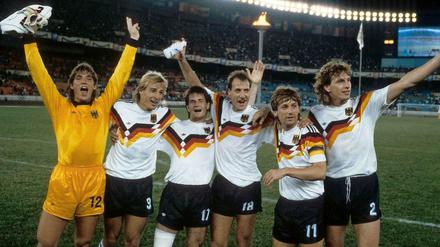 Torwart Uwe Kamps, Jürgen Klinsmann, Ralf Sievers, Gerhard Kleppinger, Frank Mill und Michael Schulz (v.l.) bejubeln die olympische Bronzemedaille 1988.