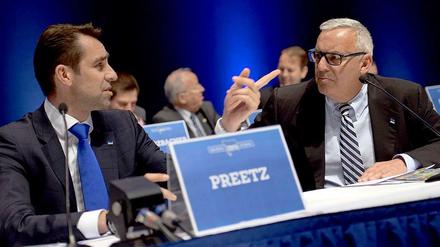 Blick nach vorn. Manager Michael Preetz (links) und Hertha-Präsident Werner Gegenbauer auf der Mitgliederversammlung am Montagabend.