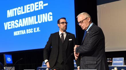 Geschäftsführer Michael Preetz (l) und Präsident Werner Gegenbauer auf der Mitgliederversammlung am Montagabend.