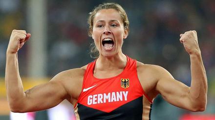 Jubel: Katharina Molitor feiert ihre Goldmedaille im Speerwurf.