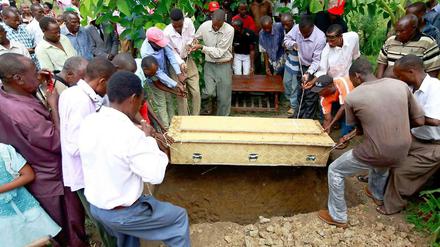 Eines der 50 Opfer eines Angriffs von islamistischen Terroristen auf Fußballfans in der kenianischen Stadt Mpeketoni wird begraben. Al Schabaab tötete bei dem Angriff nur Männer und ließ Frauen wie Kinder am Leben. 