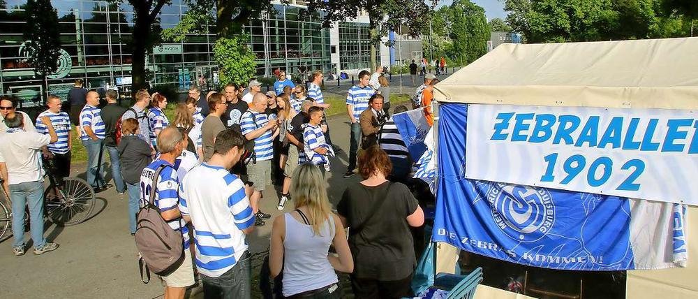Retter aus Leidenschaft: Vor dem Stadion des MSV Duisburg werden Retter-Shirts verkauft.