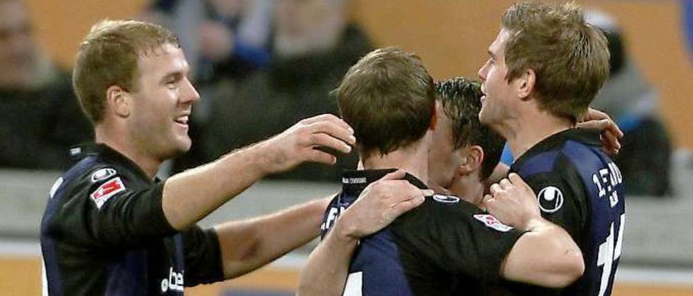 Jubel beim Ex-Klub: Torschütze Simon Terodde (r.) feiert mit Adam Nemec und Patrick Kohlmann (v. l.) seinen Treffer zum 2:0