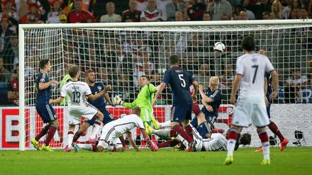 Thomas Müller stochert den Ball zum 2:1 ins Tor und beschert seinem Team damit drei Punkte zum Auftakt der EM-Qualifikation.