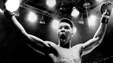 Muhammad Ali in Siegerpose im Boxring