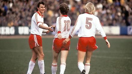 Glückwunsch, Torjäger. Dieter Müller (li.) ist der Einzige, der sechs Tore in einem Bundesligaspiel erzielt hat: 1977 beim 7:2 des 1. FC Köln gegen Bremen.