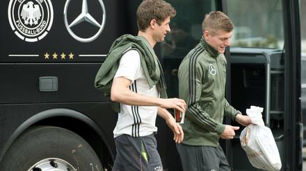 Weg vom Trainingsplatz, hin zur PK. Müller (li.) und Kroos.