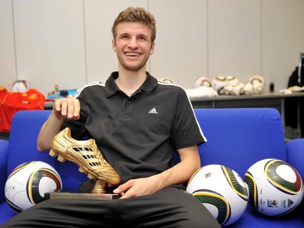 Ehrung: Müller 2010 mit dem goldenen Schuh des besten WM-Torschützen - in Südafrika traf der Bayer fünf Mal.