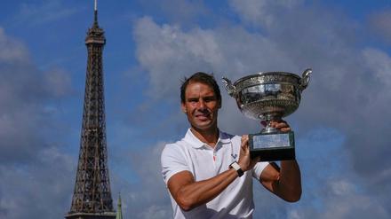 Berühmter Turm, berühmter Mann. Rafael Nadal vor dem Eiffelturm.