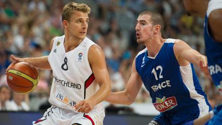 Heiko Schaffartzik (l.) ist Co-Kapitän der deutschen Basketball-Nationalmannschaft.
