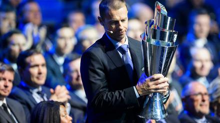 Spiralförmig. Diesen Silberpokal, hier gehalten von Uefa-Präsident Aleksander Ceferin, wollen Jogis Jungs bei der Nations League gewinnen.