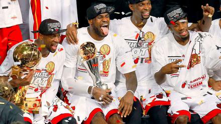 Pokale, Pokale,Pokale! Miami Heats Dwyane Wade, LeBron James, Chris Bosh und Norris Cole (von links) feiern ihren Erfolg.