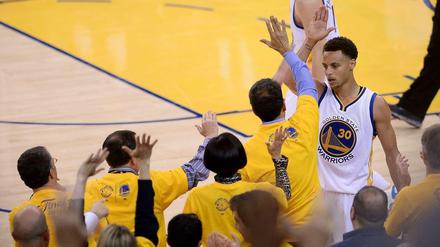 Golden-State-Spielmacher Stephen Curry (r.) gelangen 17 seiner 37 Punkte im Schlussviertel.