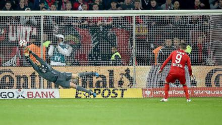 Manuel Neuer hält gegen Josip Drmic - die Entscheidung zugunsten des FC Bayern.