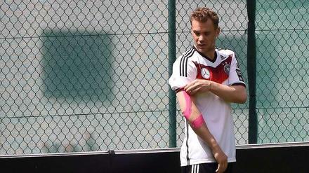 Er will das schultern. Manuel Neuer rechnet fest mit seiner WM-Teilnahme.