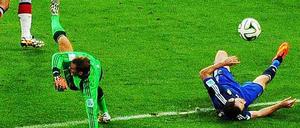 Manuel Neuer verhinderte in dieser Szene ein Tor, aber seine Aktion hätte auch ganz anders enden können. 