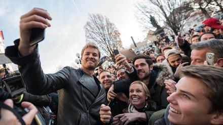 Ein Selfie des Champions: Nico Rosberg feierte mit seinen Fans in Wiesbaden.