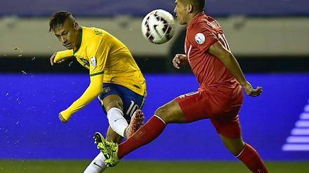 Kaum aufzuhalten: Neymar (l.) hatte mit einem Tor und einer Vorlage entscheidenden Anteil am Sieg Brasiliens.