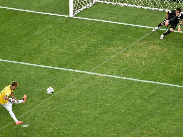 Die Nerven behalten: Neymar versenkt im WM-Achtelfinale den im Nachhinein entscheidenden Elfmeter gegen Chiles Torwart Claudio Bravo.