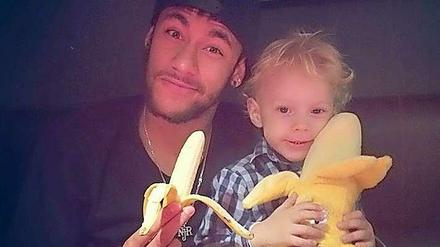 Neymar und sein Sohn reagierten auf Alves' Bananenflanke.