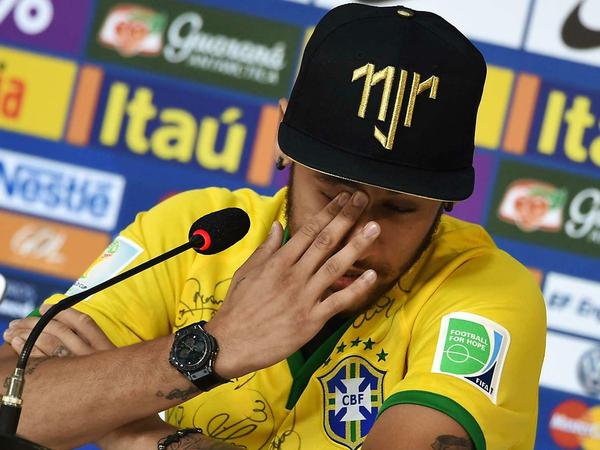 "Zwei Zentimeter weiter in der Mitte und ich könnte im Rollstuhl sitzen" - Brasiliens Starspieler Neymar bei einer emotionalen Pressekonferenz.