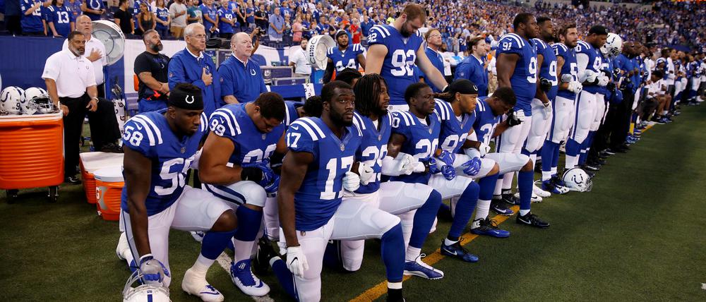 Solidarität unter Kollegen. Auch die Spieler der Indianapolis Colts beteiligten sich an den Protesten. In der kommenden Saison ist ihnen das nicht mehr gestattet. 