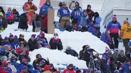 Football zwischen Schneebergen. In Buffalo wurde trotzdem Schneesturm gespielt.