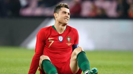 Cristiano Ronaldo von Portugal reagiert zerknirscht auf die Niederlage gegen Holland. 