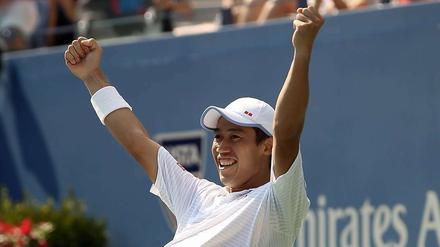 Ein Japaner im Glück. Kei Nishikori feiert seinen Viersatzsieg über Novak Djokovic.