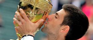 Novak Djokovic küsst erstmal den Siegerpokal von Wimbledon.