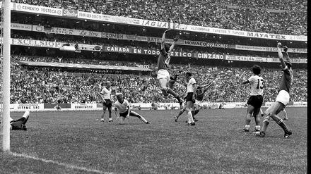 In der Erinnerung ein Monument. Italien jubelt 1970 im WM-Halbfinale, die Deutschen sind am Boden.