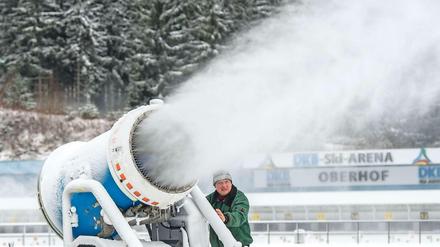 Volles Rohr. In Oberhof konnten auch Schneekanonen den Weltcup nicht retten
