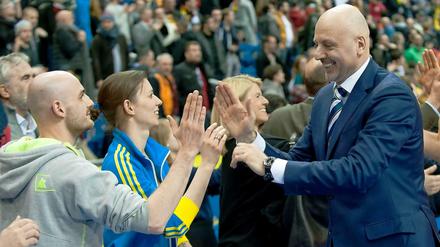 Handschlag mit Alba: Sasa Obradovic bleibt Trainer in Berlin.
