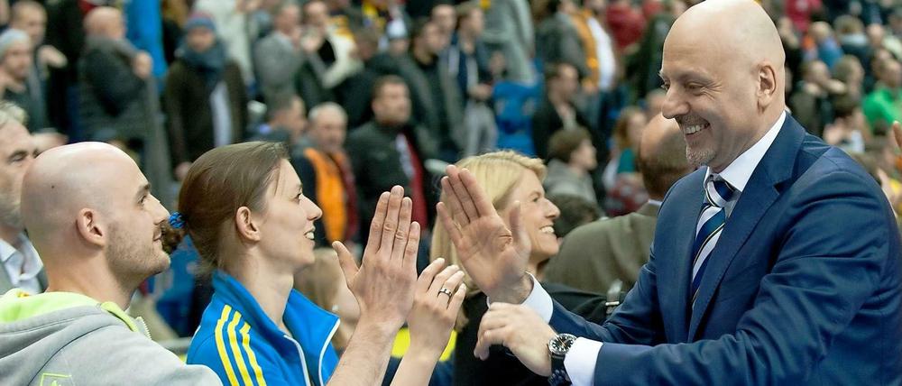 Handschlag mit Alba: Sasa Obradovic bleibt Trainer in Berlin.