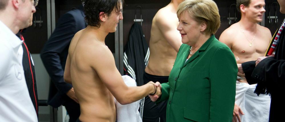 Angela Merkel näherte sich Mesut Özil in der Kabine.
