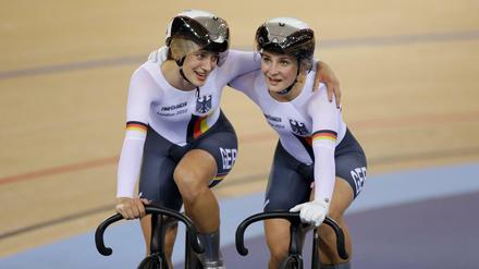Schon 2012 in London mit Gold belohnt: Miriam Welte (l.) und Kristina Vogel umarmen sich nach dem Rennen.
