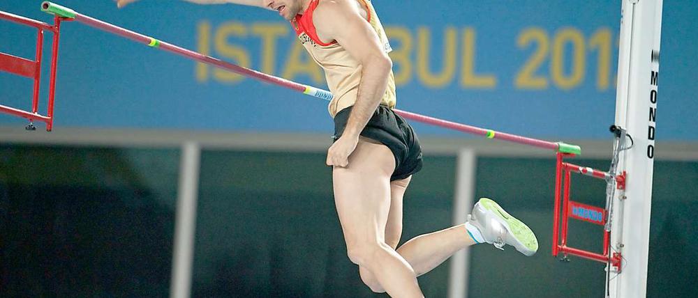 „Air Otto“ übersprang 5,80 Meter und sicherte sich den zweiten Platz bei der Leichtathletik-WM in Istanbul.