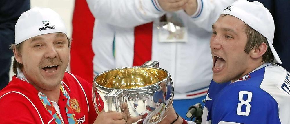 Ist das schön. Nationaltrainer Oleg Znarok (links) und Alexander Owetschkin feiern den WM-Titel 2014.
