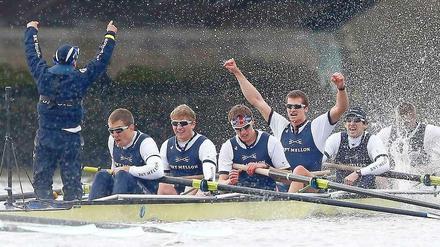 Feuchtfröhliche Stimmung im Kahn: Oxford jubelt nach dem Sieg im 159. Boat Race.