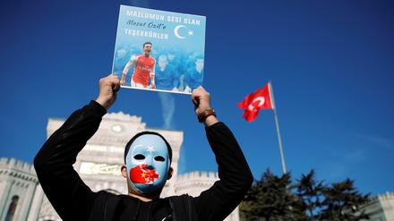 Vorbild Özil. Ein Uigure hält in Istanbul bei einer Demonstration gegen China ein Foto des Arsenal-Profis in die Höhe. 