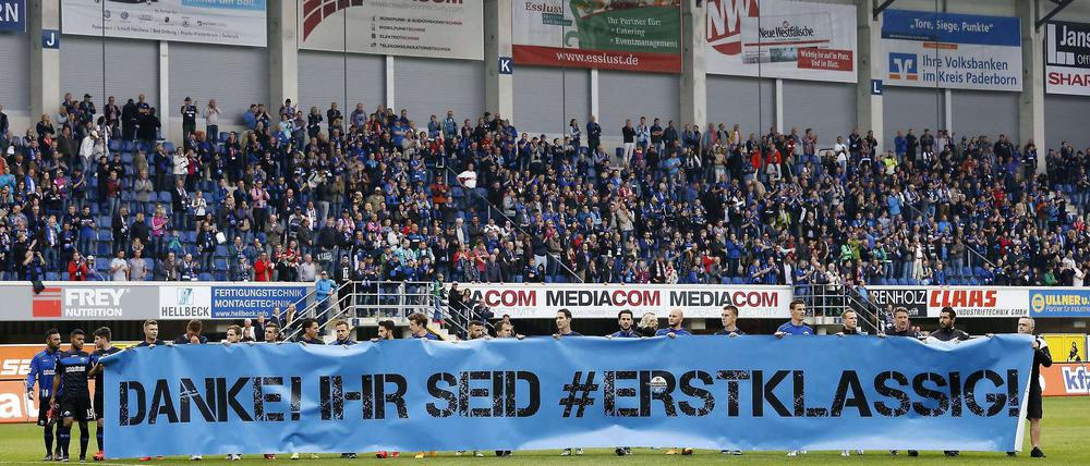 Aber leider nicht mehr, was die Liga betrifft. Die Spieler des SC Paderborn bedanken sich beim Anhang. 