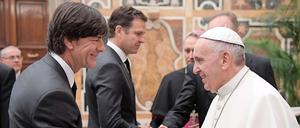 Ich grüße Sie! Joachim Löw (li.) und Papst Franziskus.